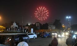Pakistan'da yeni yıl kutlamalarında havaya açılan ateş sonucu 25 kişi yaralandı