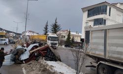 Samsun'da kuvvetli rüzgar okul çatısını yola uçurdu