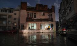 İzmir'de kuvvetli sağanak ve fırtına hayatı olumsuz etkiledi