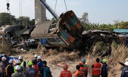İnşaat vinci trenin üzerine devrildi! 32 ölü