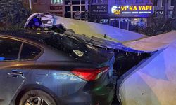 Beylikdüzü'nde binanın dış cephesi aracın üzerine düştü