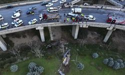 İzmir'de tır viyadükten düştü