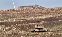 İşgalci İsrail Suriye toprağına bayrak dikti!