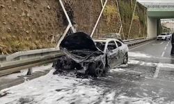 Fatih'te otomobilin motoru alev aldı