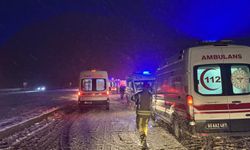 Tokat'ta yolcu otobüsü tıra çarptı!