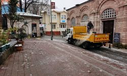 Fatih'te kar mesaisi: 350 personel, 80 araç sahada