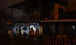 Sancaktepe'de gecekonduda çıkan yangın söndürüldü