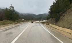 Bolu'da kaya parçaları düşen kara yolunda ulaşım kontrollü sağlanıyor