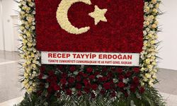 Cumhurbaşkanı Erdoğan'dan MHP'nin 57. kuruluş yıl dönümü için Türk bayraklı kutlama çiçeği