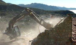 Marmaris'te imara aykırı yapıların yıkımı sürüyor