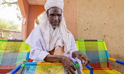 Nijerya'da görme engelli usta, iplerle mobilyalara renk ve estetik katıyor