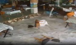 Fırtına sahili vurdu: Dev dalgalar restoranı bastı