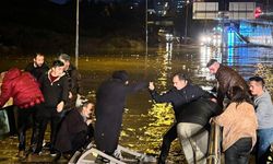 Aydın'ı sağanak vurdu: Yollar göle döndü, araçlar suya gömüldü