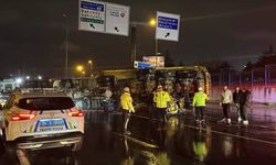 İstanbul'da hafriyat kamyonu devrildi