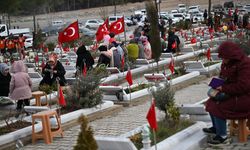 Depremlerde yakınlarını kaybedenler kabirleri ziyaret ediyor