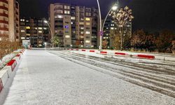 Uşak "dolu" ile beyaza büründü