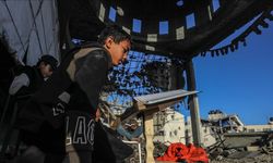 Filistinli çocuklar cami enkazında Kur’an-ı Kerim okuyor