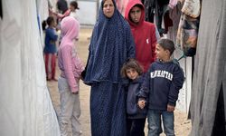 Gazze’de aileler ramazanı hasarlı okulda yokluk içinde geçiriyor