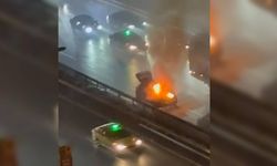 Haliç Köprüsü'nde seyir halindeki otomobil yandı