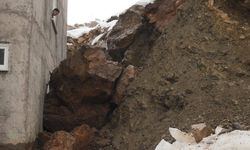 Dağdan kopan kaya parçası evin duvarını deldi