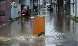 İzmir'de sağanak etkili: Bazı işyerlerini su bastı