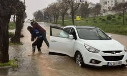 İzmir'de sağanak nedeniyle bazı iş yerlerini su bastı