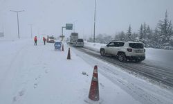 Erciyes Kayak Merkezi yolu yoğun kar yağışı nedeniyle trafiğe kapatıldı