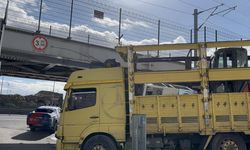 Fatih'te üst geçide tır çarptı