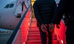 Kırmızı bültenle aranan 15 suçlu Türkiye’ye getirildi