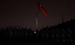 Mehmetçik'ten deprem şehitleri için saygı duruşu