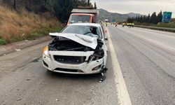 Otoyolda temizlik yapan personellere otomobil çarptı: 1 ölü