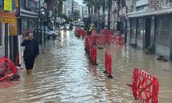 İzmir'de sağanak hayatı olumsuz etkiledi