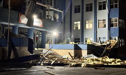 Çatısı uçan lisede eğitime ara verildi