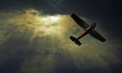 İnişe geçen uçakta dehşet! Pilotlar silahla vuruldu