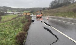 Balıkesir'i sağanak vurdu, yol yarıldı