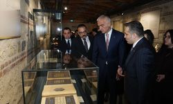 Bakan Ersoy, çalınan 2 İznik çinisinin Türkiye'ye iade edildiğini bildirdi