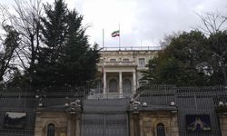 İran'ın İstanbul Başkonsolosluğunda bayraklar yarıya indirildi