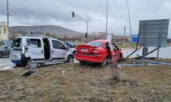 Kütahya'da çarpışan 2 araçtaki 8 kişi yaralandı