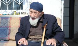 Sivas'ta yaşayan 99 yaşındaki 'Kaya dede' enerjisiyle dikkati çekiyor