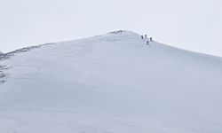 Van'ın karlı dağları macera tutkunu yabancı kayakçıları ağırladı