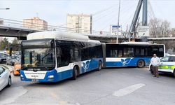 Belediye otobüsü refüjde asılı kaldı