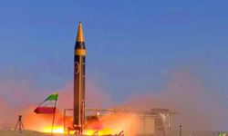 İran ABD'nin uçak gemisini hedef aldığını duyurdu