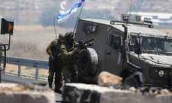 Katil İsrail askerleri El Halil'de bir genci yaraladı