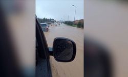 İstanbul'u sağanak vurdu: Yollar su altında kaldı