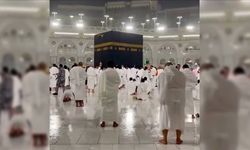 Ramazanın son günü Kabe'de yağmur altında dua ediliyor