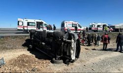 Afyonkarahisar'da tır yolcu minibüsüne çarptı