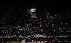 Soykırımcı İsrail, Kudüs'te teravih namazı kılan Filistinlilere saldırdı