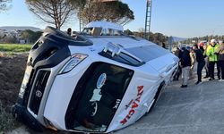 Çanakkale'de öğrencilerin de bulunduğu minibüs devrildi