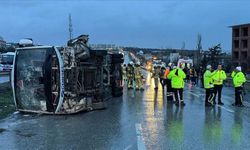 Büyükçekmece'de servis aracı devrildi
