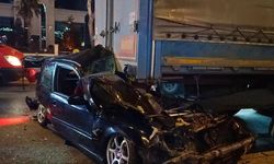 Tırın altına giren araç hurdaya döndü
